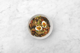 Tout le monde à table