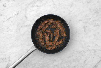 Cuire la carne asada