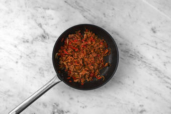 Zutaten vorbereiten und anbraten