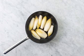 Les endives caramélisent