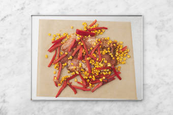 Infornare pollo e verdure