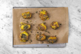 Preparare le 'smashed potatoes'