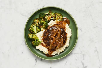 Make onion gravy and finish burger steaks