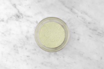 Faire la sauce herbacée