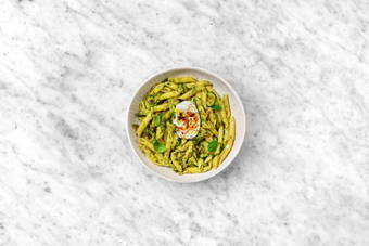 Tout le monde à table !