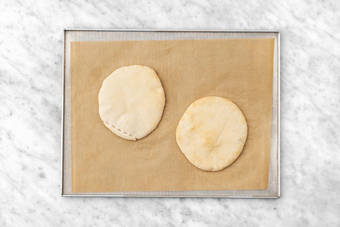 Enfourner le pain pita