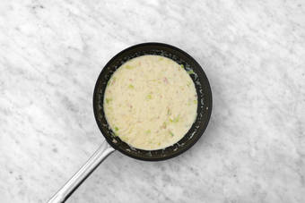 Prepara la salsa de queso