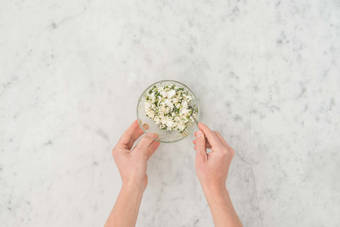 Hirtenkäse-Dip zubereiten