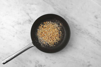 Erdnuss-Sesam-Knusper zubereiten