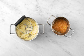 Kartoffeln und Apfel stampfen