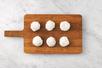 Make the sesame rice balls