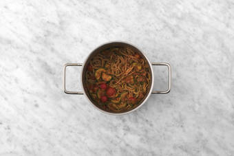 Combina la pasta y la salsa