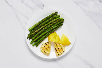 Grill asparagus