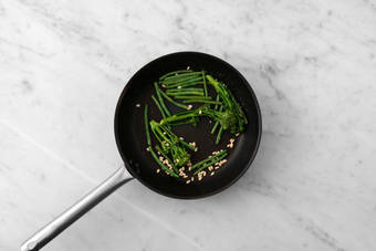 Steg broccolini og pinjekerner