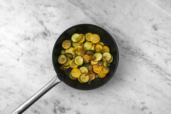 Cuocere zucchine e fiori