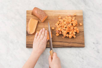 Lessare i fagiolini e le patate