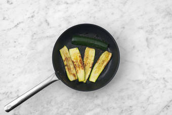 Preparare zucchine e salsa