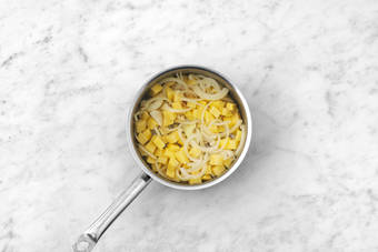 Rosolare patata e cipolla