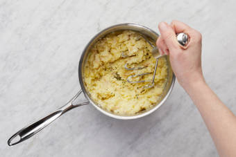 MAKE MASHED POTATOES