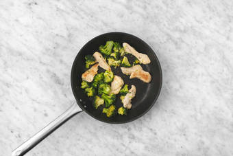 Steg kylling og broccoli