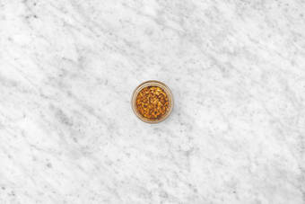 Gör jordnöts- och chiliolja