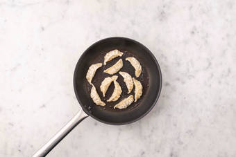 Cook the gyozas