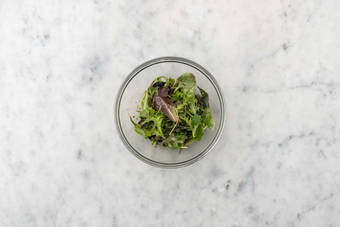 Salat marinieren