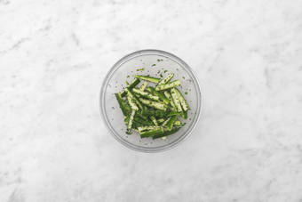 Für den Gurkensalat