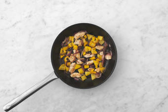 Cuire les légumes et le poulet