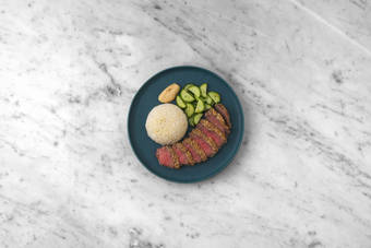 Tout le monde à table !