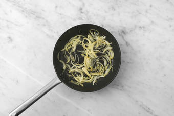 Cocina la cebolla y sobrasada