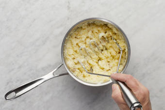 MAKE MASHED POTATOES