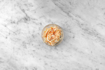 Preparare insalata e pane