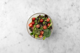 Lav cherrytomatsalat