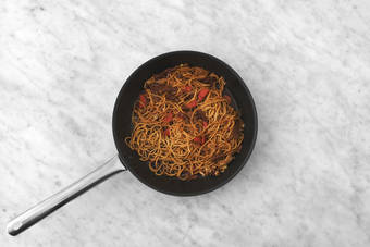 Tout s'emmêle à la poêle