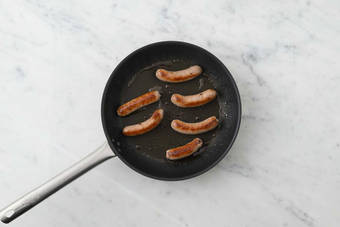 Cocina las salchichas