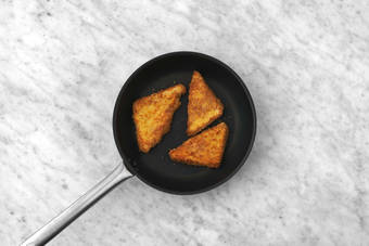 Friggere le mozzarelle in carrozza