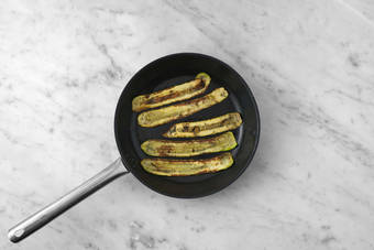 Grigliare le zucchine