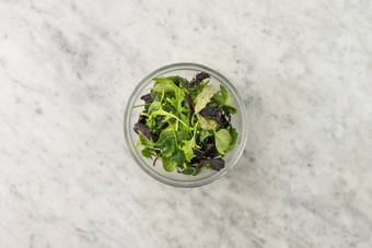 Preparare insalata e focaccia