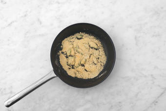 Tostare il pangrattato