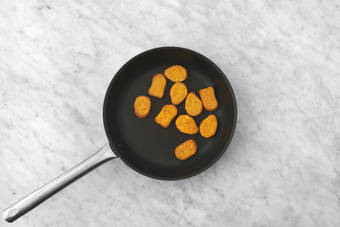 Preparare nugget e cetriolo