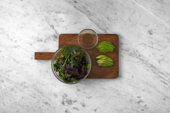 Preparare salsa e insalata