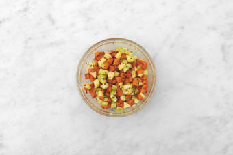 Preparare insalata e pollo