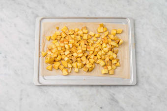 Bag kartofler og pastinak