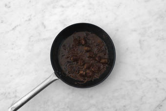 Préparer la sauce à l'oignon