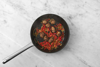 Cuire les boulettes de viande