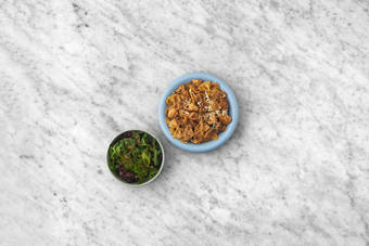 Tout le monde à table !