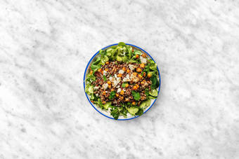 Prepara la vinagreta y emplata