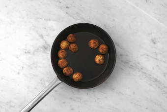 Cocina las albóndigas