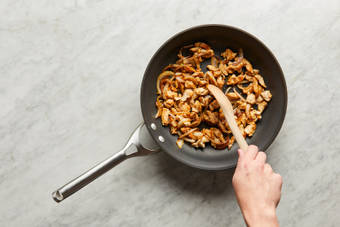 COOK ONION & CHICKEN